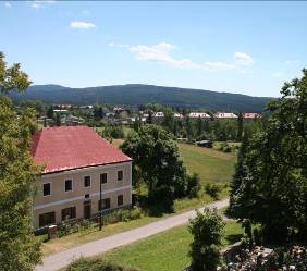 Dnešní pohled na starou školu z kostelní věže. Dnešní pohled na starou školu z kostelní věže.