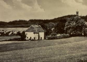 Pohled na školu z druhé strany od pole. Pohled na školu z druhé strany od pole.