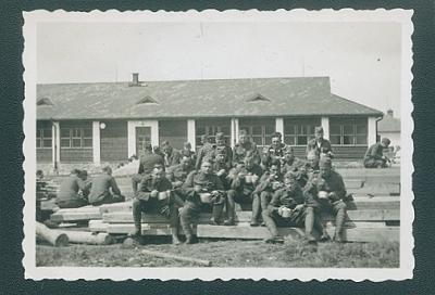 Vojenské zátiší v roce 1936. Vpravo je budova velitelské vily. Vojenské zátiší v roce 1936. Vpravo je budova velitelské vily.